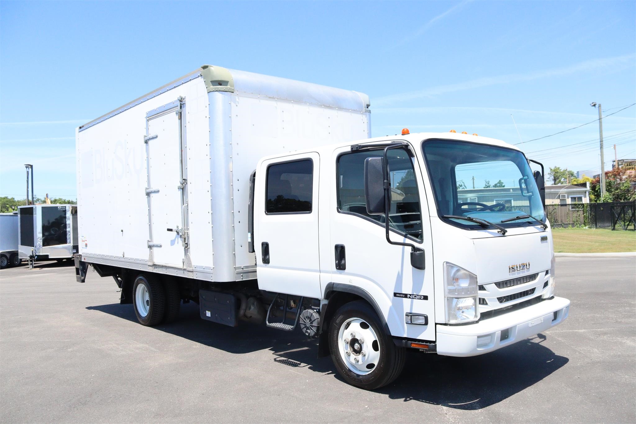 2017 ISUZU NQR - image 5 of 6