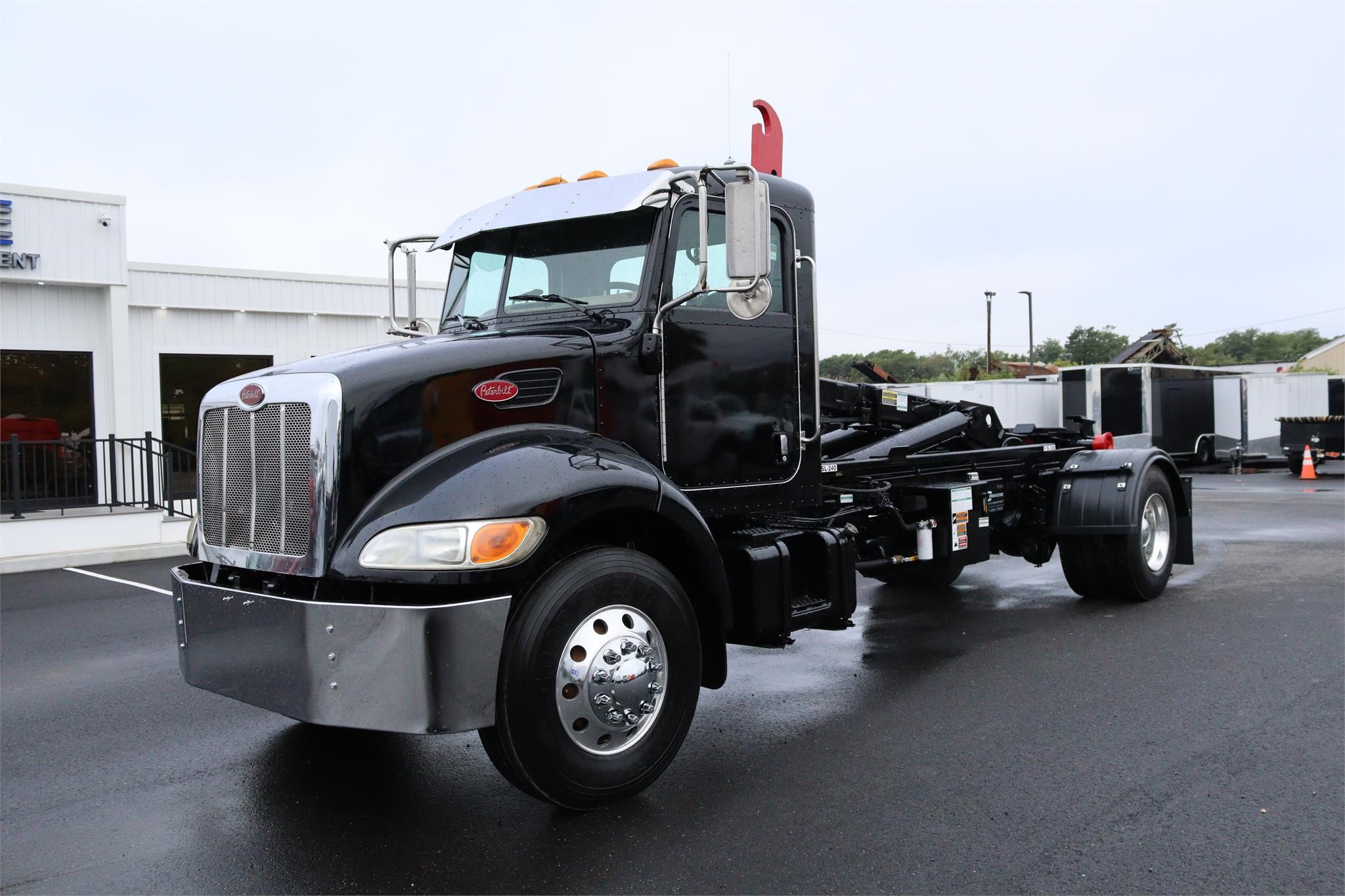 2007 PETERBILT 335 - image 1 of 6