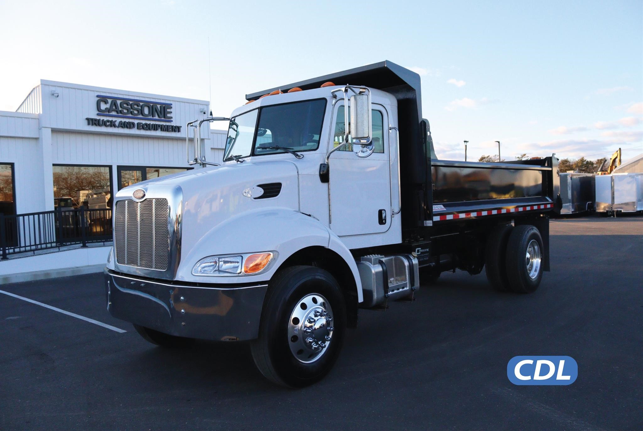 2007 PETERBILT 335 - image 1 of 6