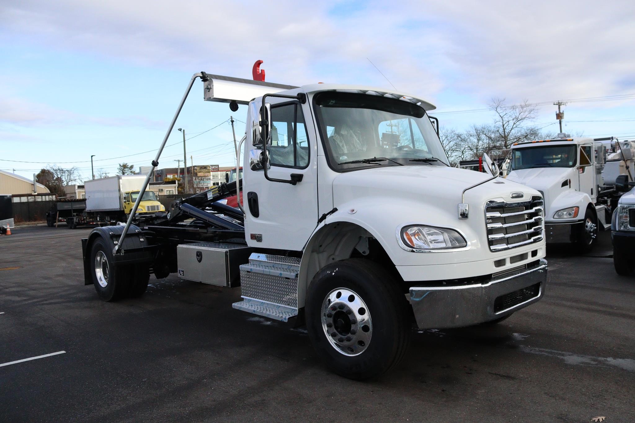 2025 FREIGHTLINER BUSINESS CLASS M2 106 PLUS - image 5 of 6